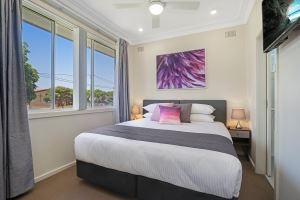 A Bedroom at Mayfield Short Stay Apartments.